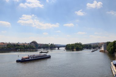 Çoğu Legii (Legion) köprü, Prag'da Vltava Nehri üzerinde tekne