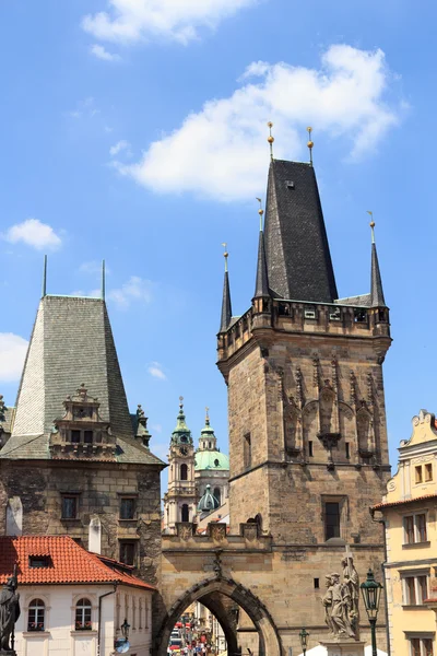 Lesser Town bro Tower och Judith's tower av Karlsbron i Prag — Stockfoto