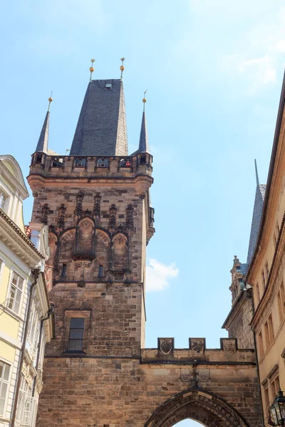 Lesser Town bro stå hög av Karlsbron i Prag — Stockfoto