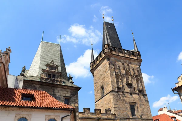 Lesser Town bro Tower och Judith's tower av Karlsbron i Prag — Stockfoto