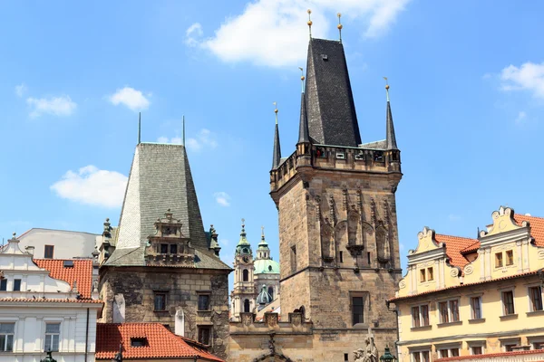 Lesser Town bro Tower och Judith's tower av Karlsbron i Prag — Stockfoto