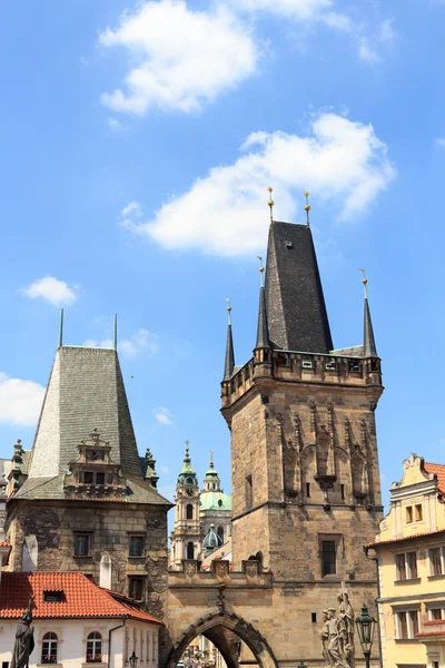 Mniejsza wieża mostowa i Judith wieża Charles Bridge, Praga — Zdjęcie stockowe