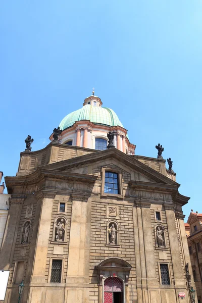 Prag'da çapraz kilise St. Francis Şövalyeleri — Stok fotoğraf