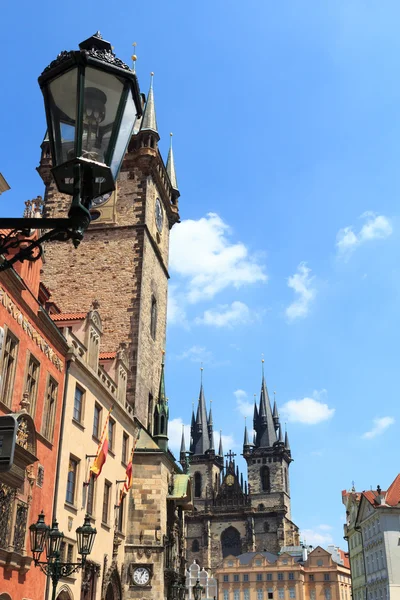 Lykta, Old Town City Hall och Vårfrukyrkan Innan Tyn i Prag — Stockfoto