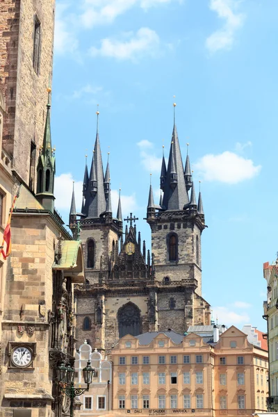 Old Town City Hall och Vårfrukyrkan Innan Tyn i Prag — Stockfoto