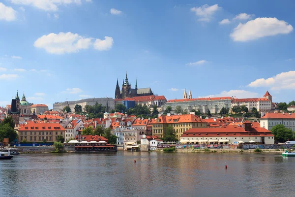 Vista para o Castelo de Praga e Mala Strana (Cidade Menor ) — Fotografia de Stock