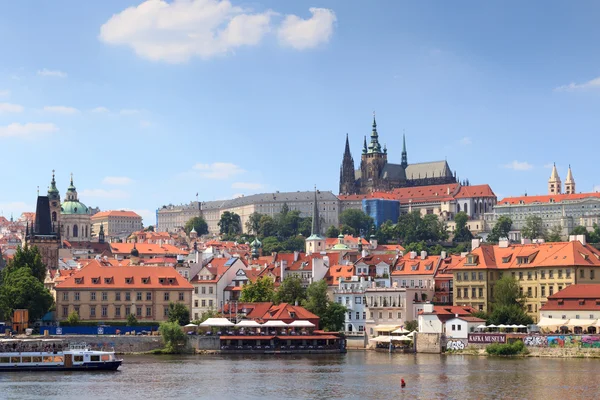 Vista hacia el Castillo de Praga y Mala Strana (Ciudad Menor ) — Foto de Stock