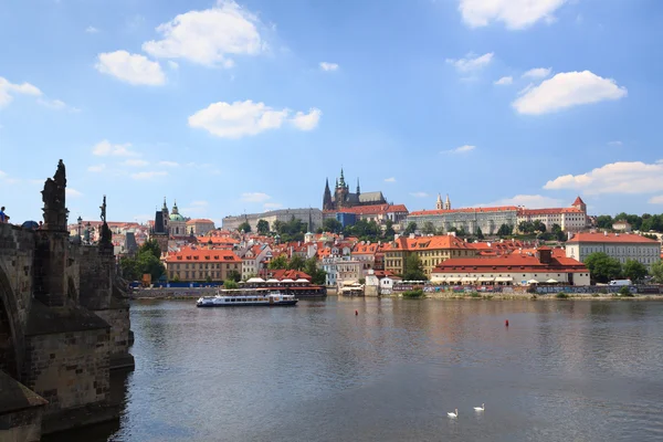 Vue vers le château de Prague et Mala Strana (Petite Ville) avec le pont Charles — Photo