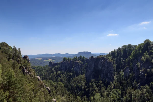 Panorama with rocks Bastei, Neurathen Castle and table mountain Lilienstein in Rathen, Saxon Switzerland — Stock Photo, Image