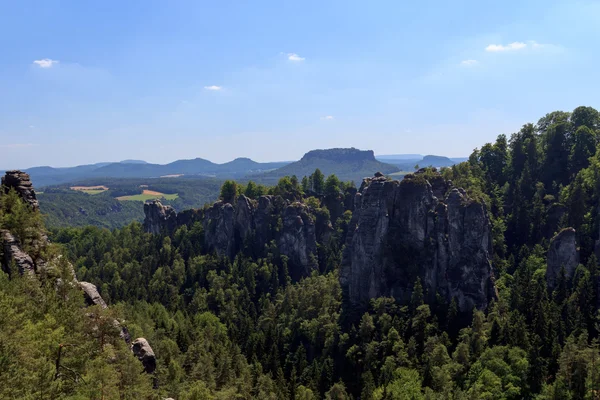 全景与岩石巴斯泰伊, Neurathen 城堡和桌山 Lilienstein 在 Rathen, Saxon 瑞士 — 图库照片