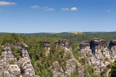 Panorama tipik kaya pinnacles, Rathen, Sakson İsviçre Bastei ile