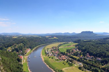 Panorama görünümünden Bastei nehir Elbe ve Masa Dağı Lilienstein ve Rathen, Sakson İsviçre