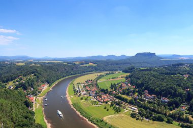 Panorama görünümünden Bastei nehir Elbe ve Masa Dağı Lilienstein ve Rathen, Sakson İsviçre