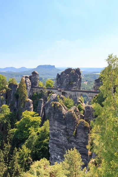 Bastei bridge and table mountain Lilienstein in Rathen, Saxon Switzerland — Stock Photo, Image