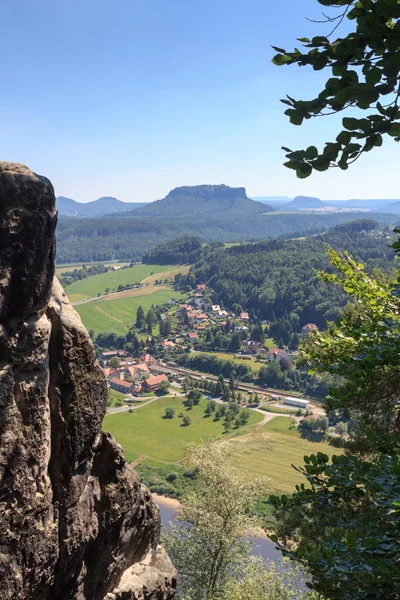 Panorama vista de Bastei para o rio Elba e montanha de mesa Lilienstein e Rathen, Saxon Suíça — Fotografia de Stock