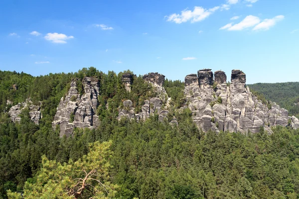 与典型岩石的顶峰在巴斯台在澳元，撒克逊人瑞士全景 — 图库照片