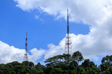 Bukit Batok Hill, Singapur 'daki Mediacorp İletişim Merkezi' nin televizyon yayın kuleleri
