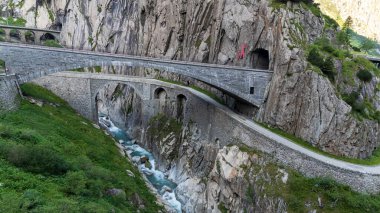 İsviçre 'nin Uri kantonunda yer alan Schoellenen Geçidi üzerinde arabalı ikinci ve üçüncü Teufelsbruecke (Şeytan Köprüsü) hava manzarası
