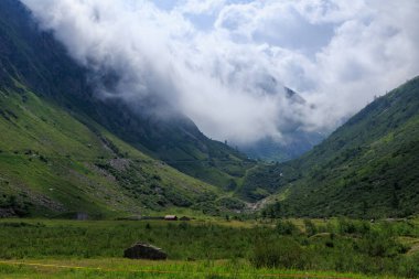 İsviçre 'nin Valais kantonunda bulutlu Nufenen Geçidi.