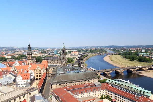 Vy över Dresden stadsbild med floden Elbe, Saxon Standehaus, kyrkliga Dresden katedralen och tornet Hausmannsturm — Stockfoto