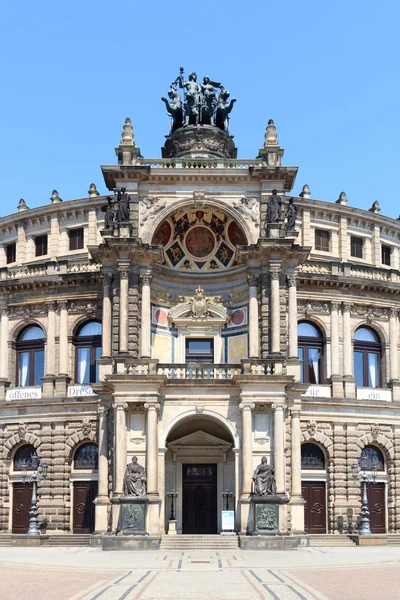 Ópera estatal sajona Semperoper en Dresde, Alemania — Foto de Stock