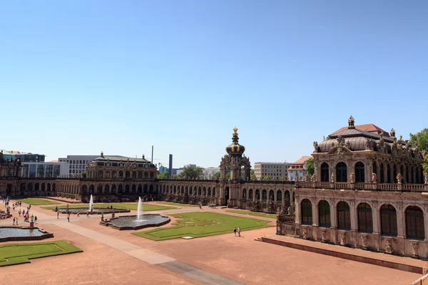 Park Zwingergarten med grind Kronentor inuti palatset Zwinger, Dresden — Stockfoto