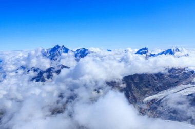 Yazın İsviçre Alpleri 'nde, Valais Kantonu, İsviçre' de, Dom, Alphubel, Rimpfischhorn ve Strahlhorn (soldan sağa) dağ zirveli panorama