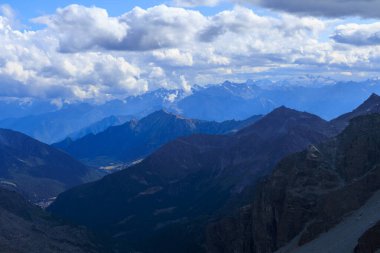 Arka planda Gran Paradiso zirvesi olan Aosta Vadisi dağlarının panorama manzarası Alp Dağları, İtalya 'nın Pennine Alpleri' nde Rifugio Kılavuzu della Valle d 'Ayas' tan görülüyor.