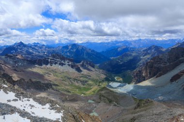 Arka planda Gran Paradiso zirvesi olan Aosta Vadisi dağlarının panorama manzarası Alp Dağları, İtalya 'nın Pennine Alpleri' nde Rifugio Kılavuzu della Valle d 'Ayas' tan görülüyor.
