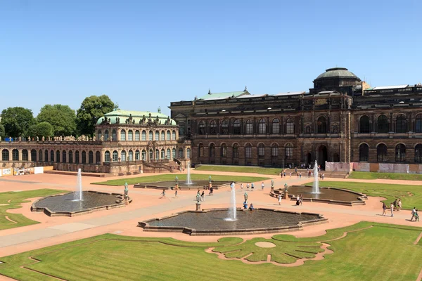 Parque Zwingergarten con Galería Semper dentro del palacio Zwinger, Dresde — Foto de Stock