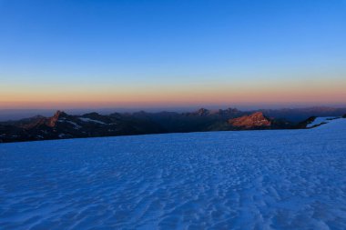 Aosta Vadisi dağları ile buzul manzarası ve Corno Bianco zirvesi sabah gündoğumunda İtalya, Pennine Alpleri 'nde.
