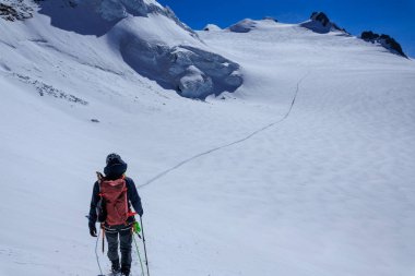 İtalya 'nın Pennine Alpleri' nde yaz aylarında kramponlar ve dağ buzulu manzaralı dağcı, Parrotspitze, Ludwigshoehe, Corno Nero (Schwarzhorn) ve Balmenhorn (soldan sağa) zirveleri vardır.