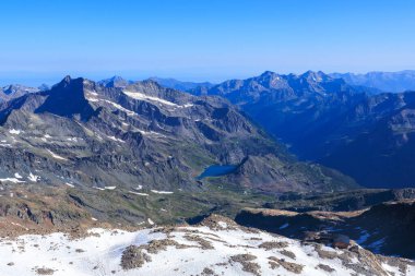 Aosta Vadisi dağları, Corno Bianco Zirvesi, Lago Gabiet Gölü ve İtalya 'nın Pennine Alpleri' nde bulunan Rifugio Citta di Mantova dağ kulübesi.