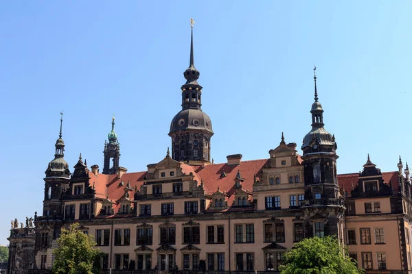 Visa från palatset Zwinger mot Dresden Castle, Tyskland — Stockfoto