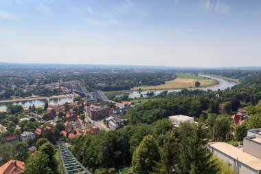 Dresden süspansiyon demiryolu parça, nehir Elbe ve Frauenkirche Kilisesi ile Dresden cityscape bakış