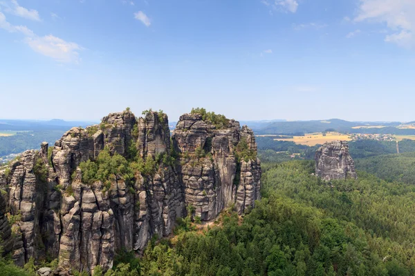 Schrammsteine ve Falkenstein point Sakson İsviçre'ile ilgilenen görülen grup ile Panorama — Stok fotoğraf