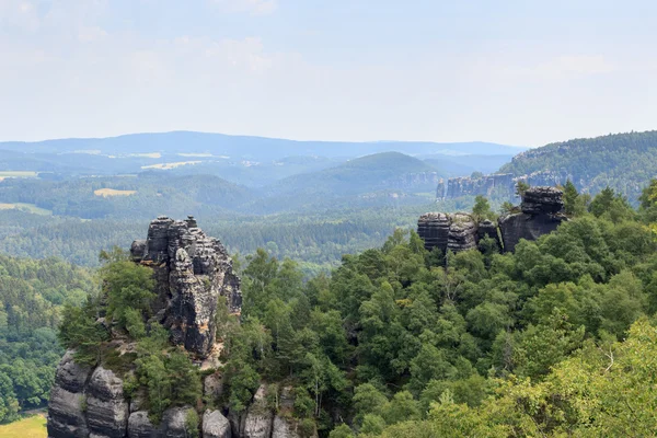 Panorama mit Felsgruppe affensteine vom Aussichtspunkt schrammstein in der Sächsischen Schweiz aus gesehen — Stockfoto