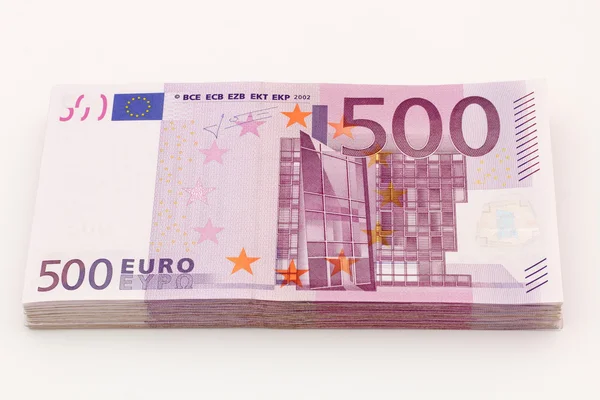 Para - izole yığın beş yüz (500) Euro banknot beyaz arka plan ile faturaları.