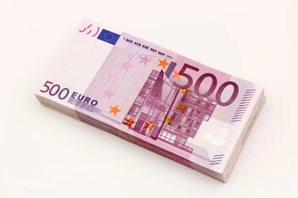 Geld - isolierter Stapel von 500-Euro-Banknoten mit weißem Hintergrund — Stockfoto