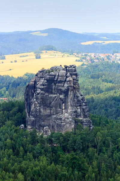 Panorama ile dağ rock Falkenstein point Sakson İsviçre'ile ilgilenen Schrammstein görüldü — Stok fotoğraf