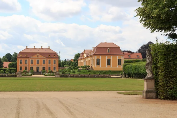 Palacio Friedrich, naranjería y estatuas en el jardín barroco Grosssedlitz en Heidenau, Sajonia — Foto de Stock