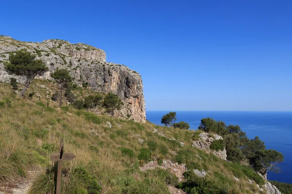 Sendero de senderismo en Mallorca Tramuntana con el Mar Mediterráneo de fondo — Foto de Stock