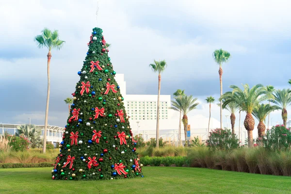 Baubles ve kurdeleler ve palmiye ağaçları tropikal Florida ile Noel ağacı
