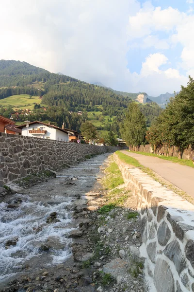 Fluxo de Bretterwandbach em Matrei em Osttirol, Áustria — Fotografia de Stock