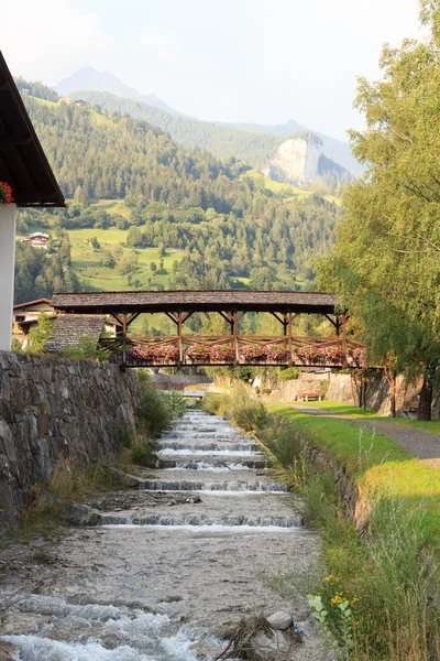 流 Bretterwandbach 与 Matrei 在 Osttirol，奥地利的桥 — 图库照片