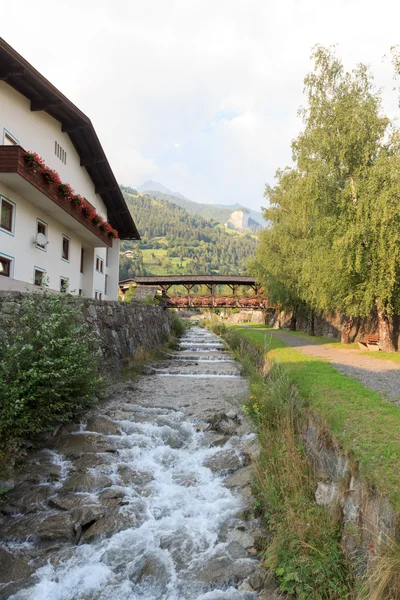 流 Bretterwandbach 与 Matrei 在 Osttirol，奥地利的桥 — 图库照片