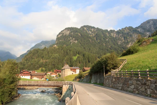 Alpine village Hinterbichl (muncipal Pragraten am Grossvenediger) with mountains, Austria — Stock Photo, Image