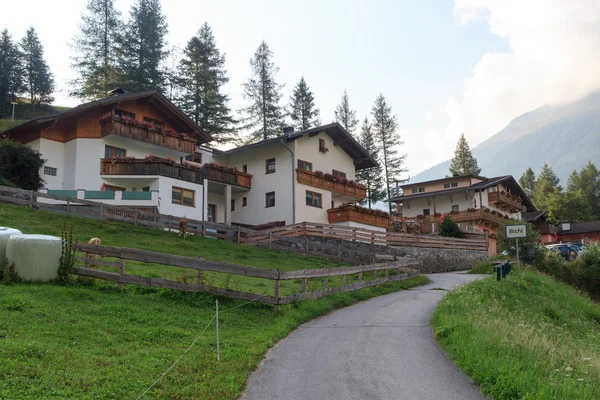 Alpine village Bichl (muncipal Pragraten am Grossvenediger) nas montanhas, Áustria — Fotografia de Stock