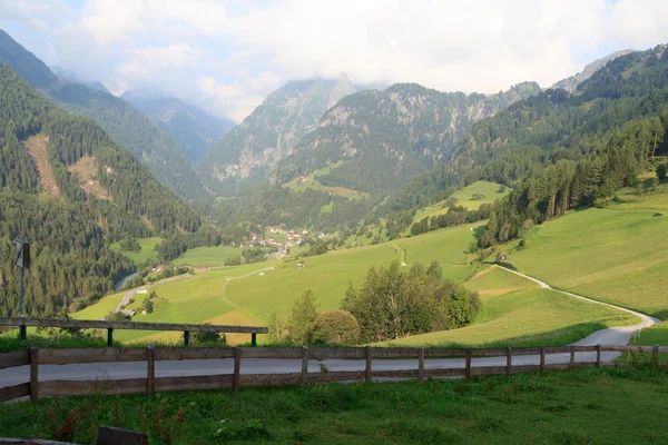 Panorama with alpine village Hinterbichl (muncipal Pragraten am Grossvenediger) and mountains, Austria — Stock Photo, Image