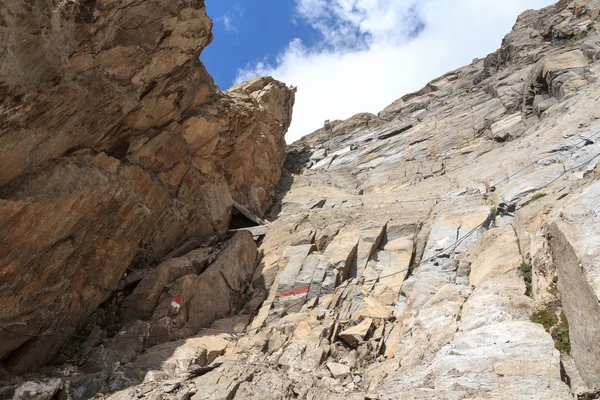Çelik kablo üzerinden bir yüz, Hohe Tauern Alpler, Avusturya via ferrata bir dağ rock